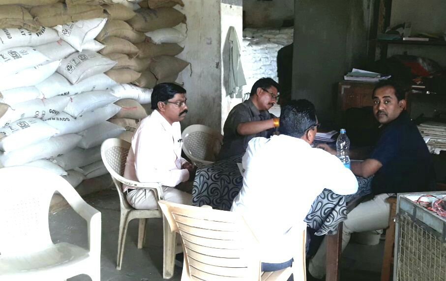 बुलढाणा जिलाधीश डॉ. डांगे का राशन दुकान व सरकारी गोदाम पर छापा, राशन तस्करों में मचा हडकंप | New India Times