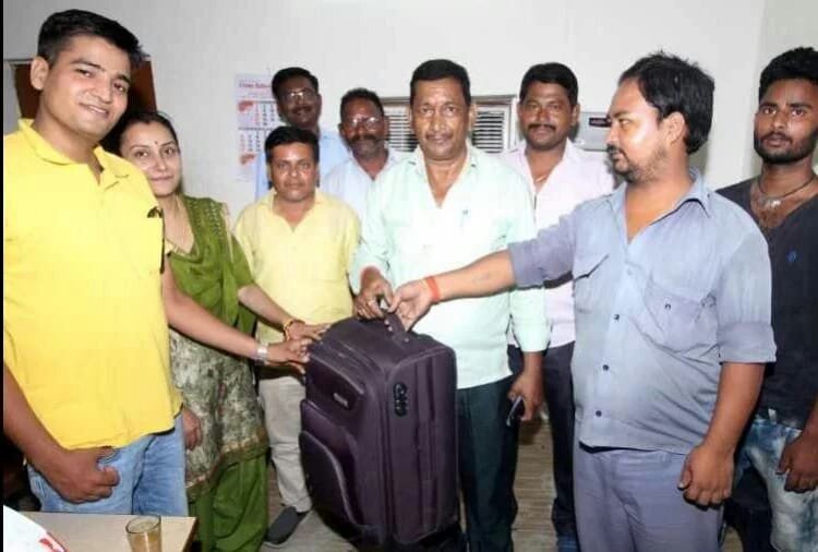लखनऊ में ऑटो एसोसिएशन ने ऑटो में छूटे नोटों से भरे बैग को नेवी अफसर को लौटा, तीन लाख रुपये की नकदी व गहने से भरा था बैग | New India Times