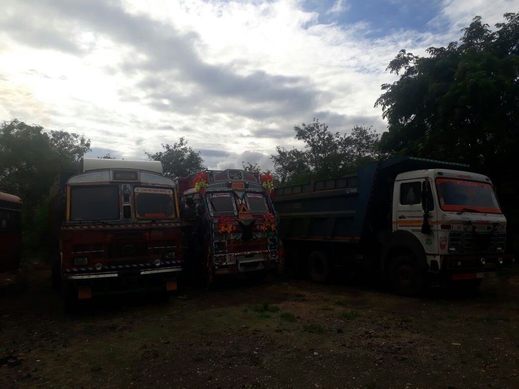 राजस्व विभाग में अवैध परिवहन करने वाले कई गाडियों को पकडा, रेत माफियाओं में मची खलब | New India Times