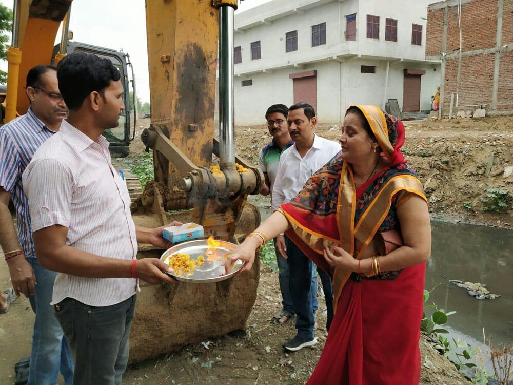 नगर पालिका अध्यक्षा श्रीमती कलावती मिहोलिया एवं कलेक्टर श्री आशीष कुमार गुप्ता ने 10 जेसीबी, 2 पोकलेन एवं 30 ट्रैक्टर मय हाईड्रोली के साथ वृद्धाश्रम के पास बडे नाले की शुरू कराई सफाई अभियान  | New India Times