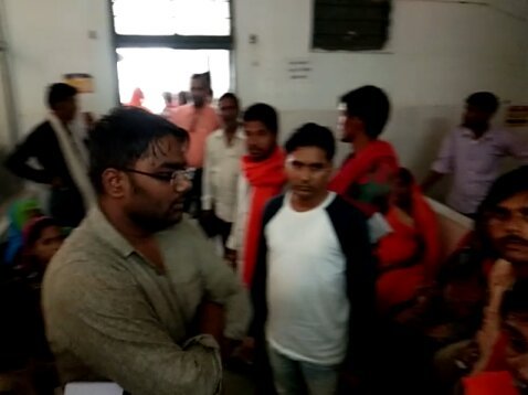 लापरवाह सरकार डॉक्टर: देरी से जिला अस्पताल पहुंचे डॉक्टर से वजह पूछने पर भड़के डॉक्टर ने रिपोर्टर का कैमरा छीनकर फेंका | New India Times
