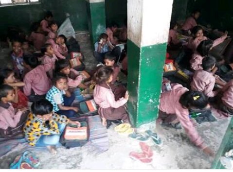 परिषदीय विद्यालयों में बच्चों को मुफ्त यूनिफार्म वितरण में जमकर हो रही है मनमानी  | New India Times