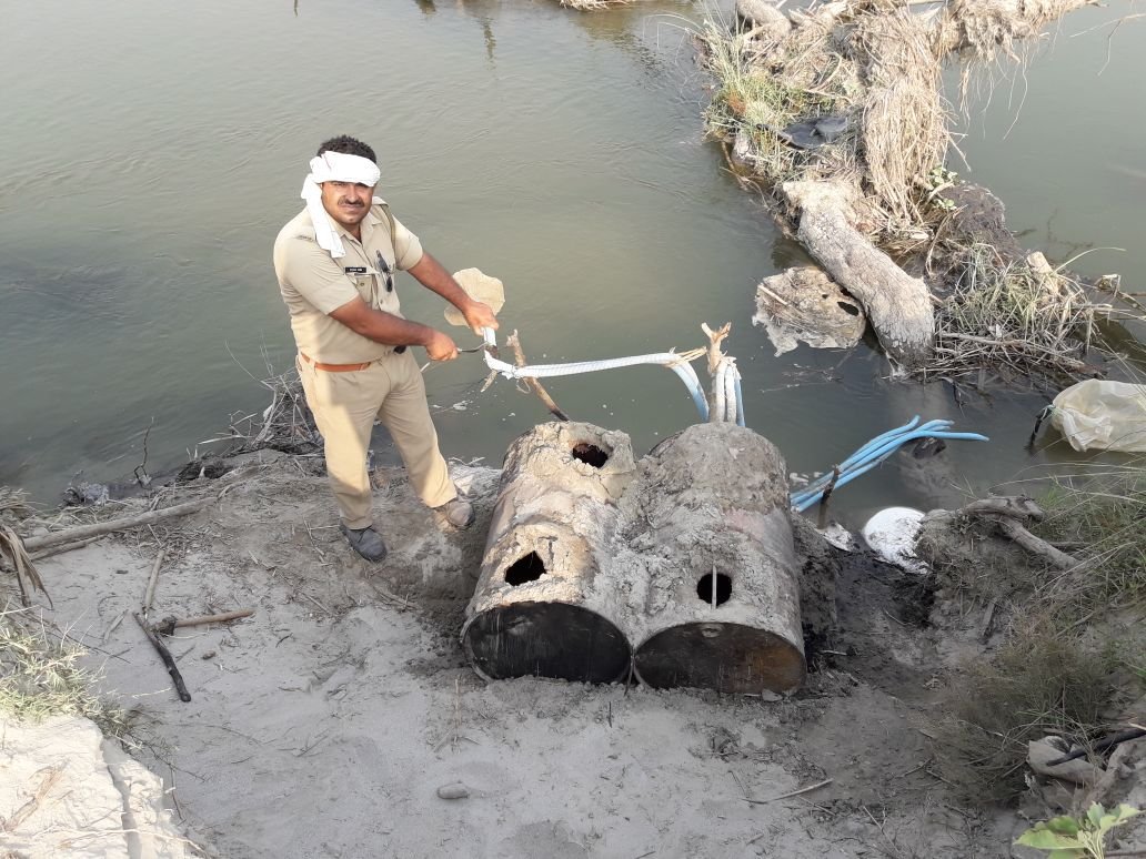 पुलिस अधीक्षक के आदेश पर नष्ट की गयी अवैध कच्ची शराब की 15000 किलोग्राम लहन | New India Times