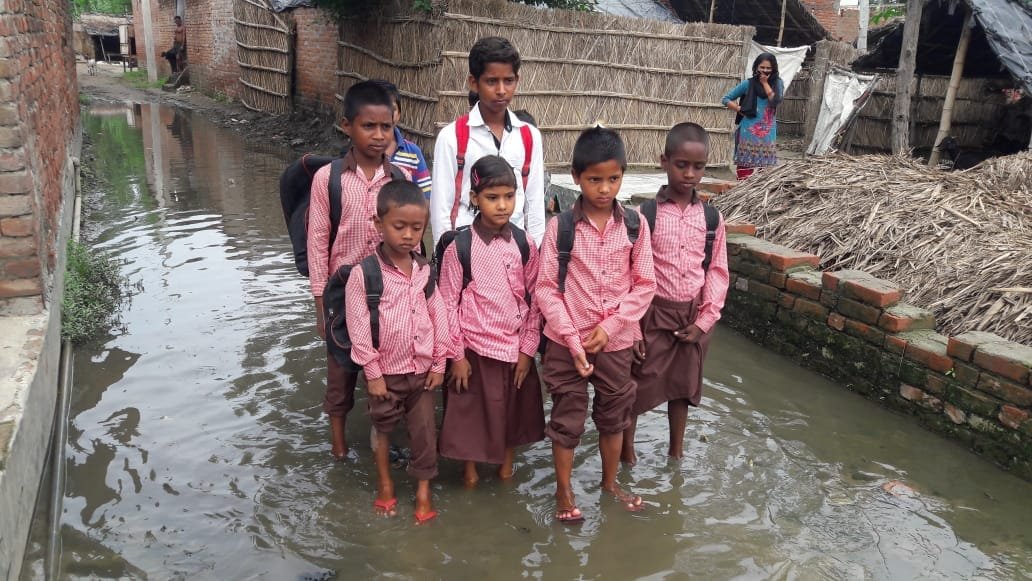 सड़कों पर भरा गन्दा पानी, चोक नालियां बनी गांव की पहचान, ठंडे बस्ते में प्रधानमंत्री का स्वच्छता अभियान | New India Times