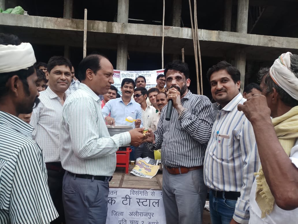 वेतन विसंगति से परेशान लिपिकों ने चाय बेच कर जताया विरोध | New India Times