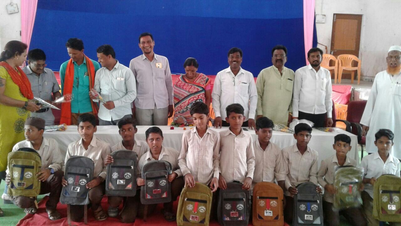 उमरखेड नगर परिषद की ओर से विद्यार्थियों को वितरित की गई स्कूल सामग्री | New India Times