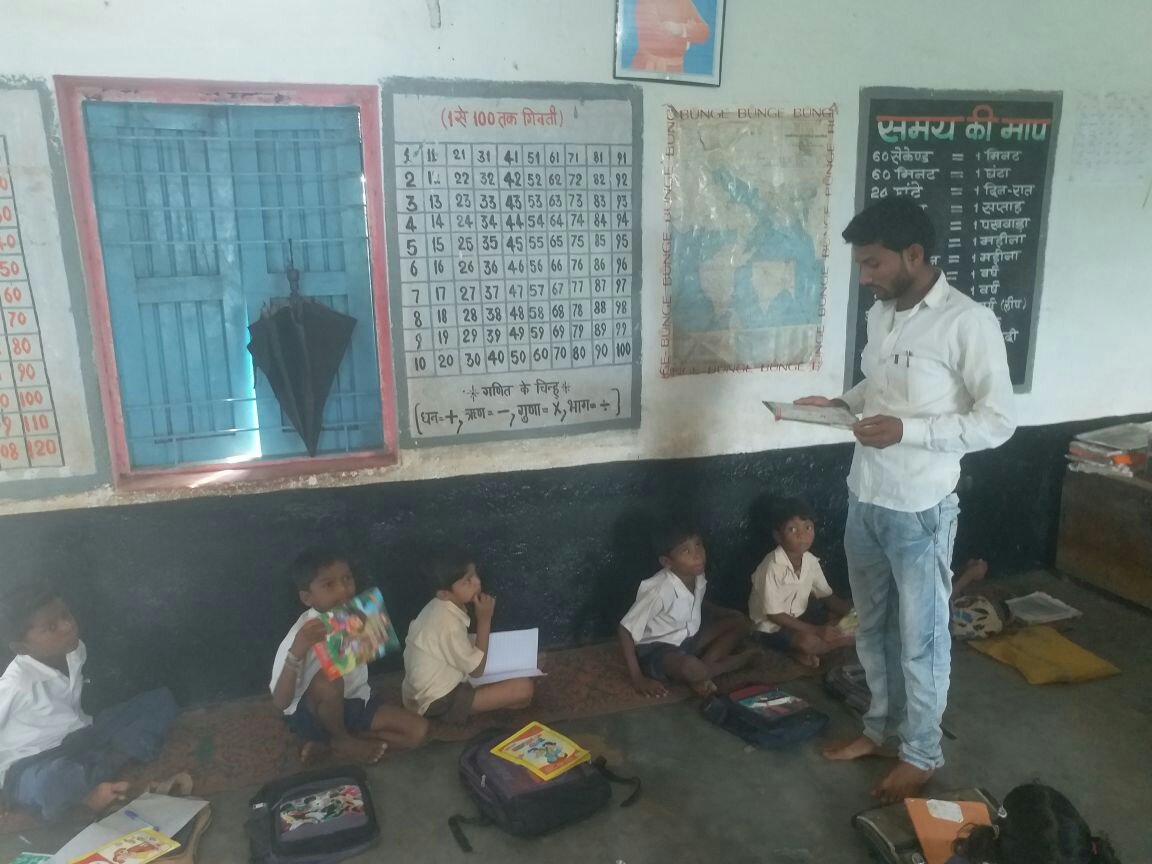 प्राथमिक शाला गंगपुर में पदस्थ शिक्षक ने अपने बदले बच्चों को पढाने के लिए किराए पर रखा नौकर  | New India Times