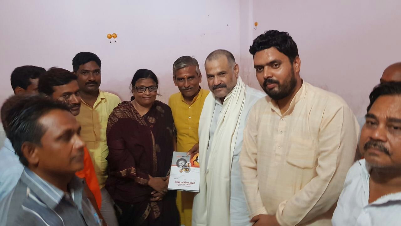 पूर्व नगर पंचायत अध्यक्ष हरिनाम बाबू मिश्र एवं क्षेत्र के प्रगतिशील कृषक समाज सेवी ज्ञानी गुरदीप सिंह चीमा को क्षेत्रीय सांसद रेखा अरुण वर्मा ने जन मिलन कार्यक्रम के दौरान किया सम्मानित | New India Times