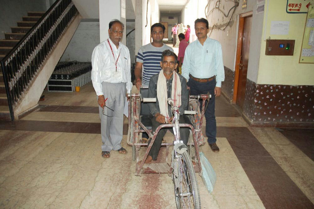 कलेक्टर के निर्देश पर विकलांग अशोक कुमार को मिली ट्राई साइकिल | New India Times