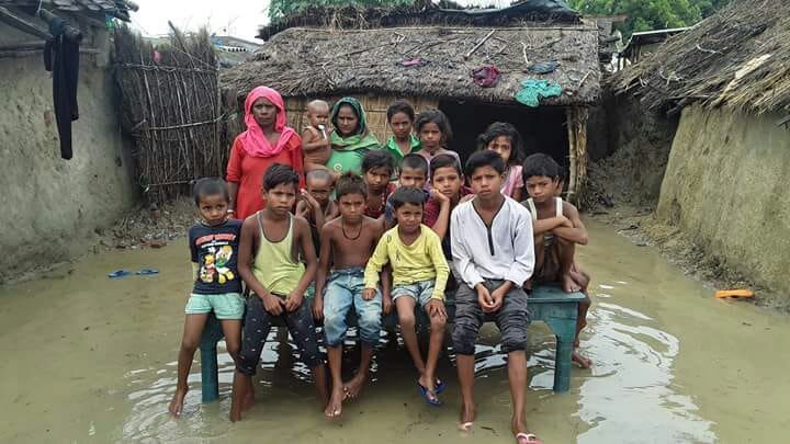 पानी निकासी की सुचारू व्यवस्था न होने से ग्रामीणों के घरों में भरा बरसात का पानी, दो दिनों से घरों नहीं जले चूल्हे, लोग भूख से परेशान | New India Times