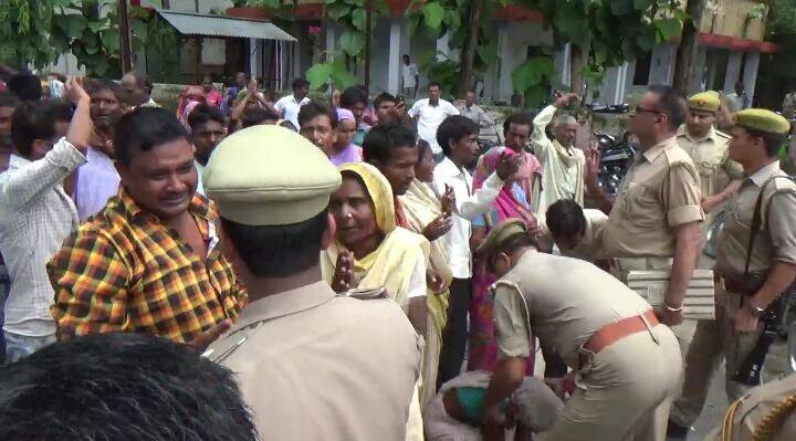 योगी राज में ग्रामीण हुए पुलिसिया कहर का शिकार, थानाध्यक्ष पर नशे की हालत में अपनी टीम के साथ ग्रामीणों को पीटने का आरोप | New India Times