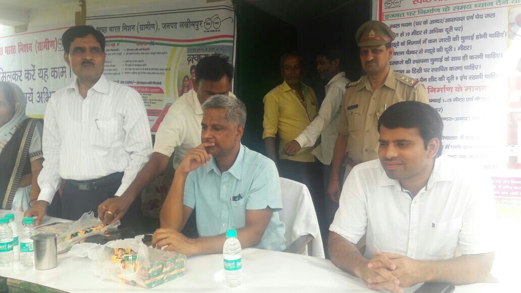 डीएम ने बैठक कर की शौचालय निर्माण की समीक्षा | New India Times