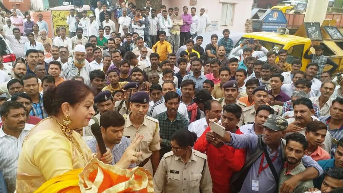 राजनैतिक विरोधियों की कुटिल साजिश के चलते महिला एवं बाल विकास मंत्री श्रीमती अर्चना चिटनिस अपने पुत्र का विवाह समारोह छोड़कर पहुंचीं शाहपुर  | New India Times