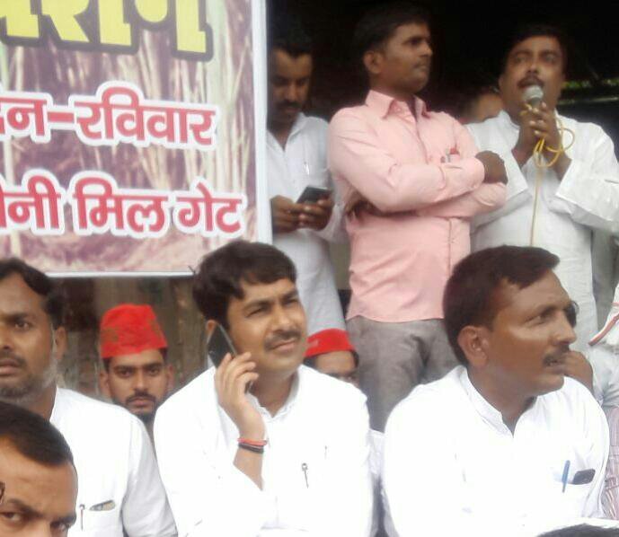 बकाया गन्ना मूल्य भुगतान तत्काल कराये जाने की मांग को लेकर चीनी मिल गेट पर सपाइयों ने किया धरना प्रदर्शन  | New India Times