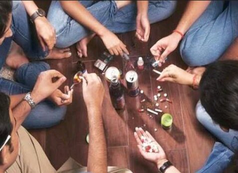 नशे की गिरफ्त में आती जा रही है युवा पीढी, परिवार व देश का भविष्य हो सकता है अंधकारमय, ड्रग माफियाओं के खिलाफ सख्त कार्रवाई की है जरूरत | New India Times