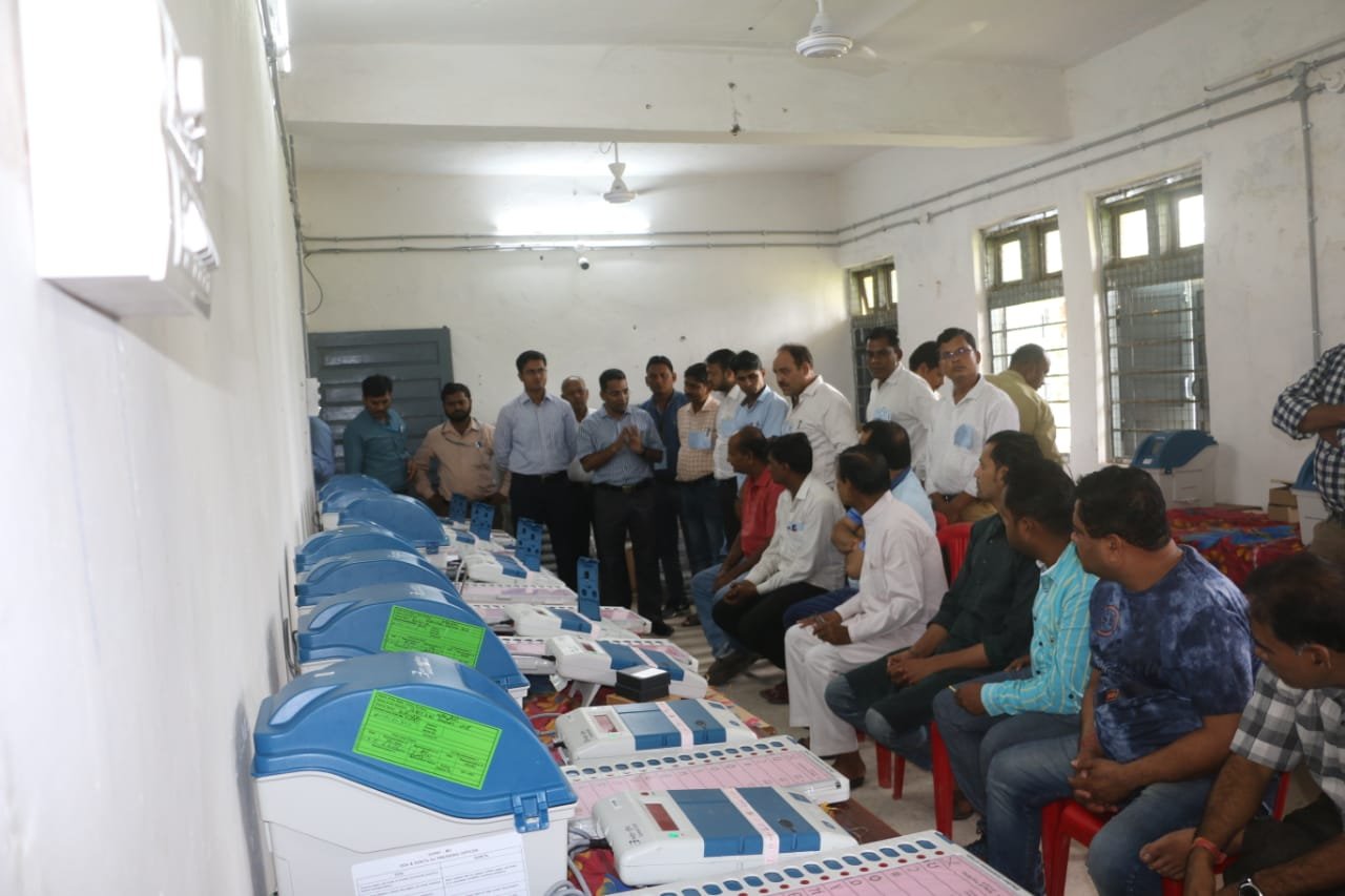 राजनैतिक दलों के प्रतिनिधियों की उपस्थिति में माॅकपोल आयोजित, रैंडम बैस पर चयन कर मशीनों पर राजनैतिक दलों के प्रतिनिधिगण ने किया माॅकपाल | New India Times