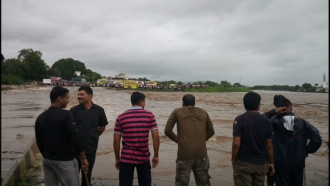 यवतमाल जिले में भारी बारिश के कारण सभी नदियां बह रही हैं खतरे के निशान से ऊपर, सैलाब के कारण कई गांवों का संपर्क टूटा | New India Times