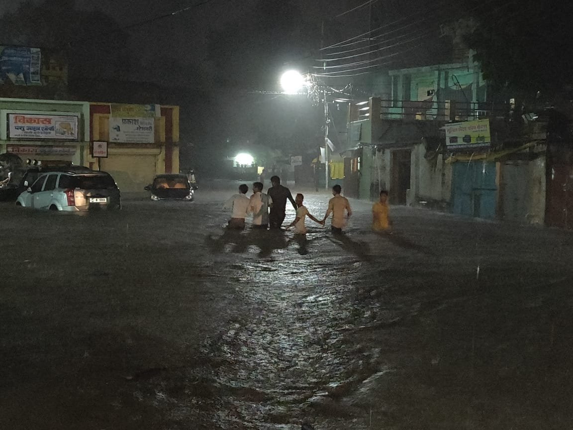 भारी बारिश के कारण जल भराव में डुबा शहर, स्वच्छता अभियान में नंबर वन पर लाने का सपना हुआ चकनाचूर | New India Times