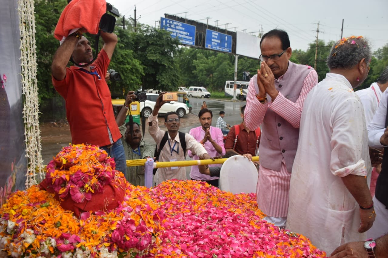 ग्वालियर पहुंचा अटल जी का अस्थि कलश, कलश यात्रा में मुख्यमंत्री शिवराजसिंह चौहान भी हुए शामिल | New India Times