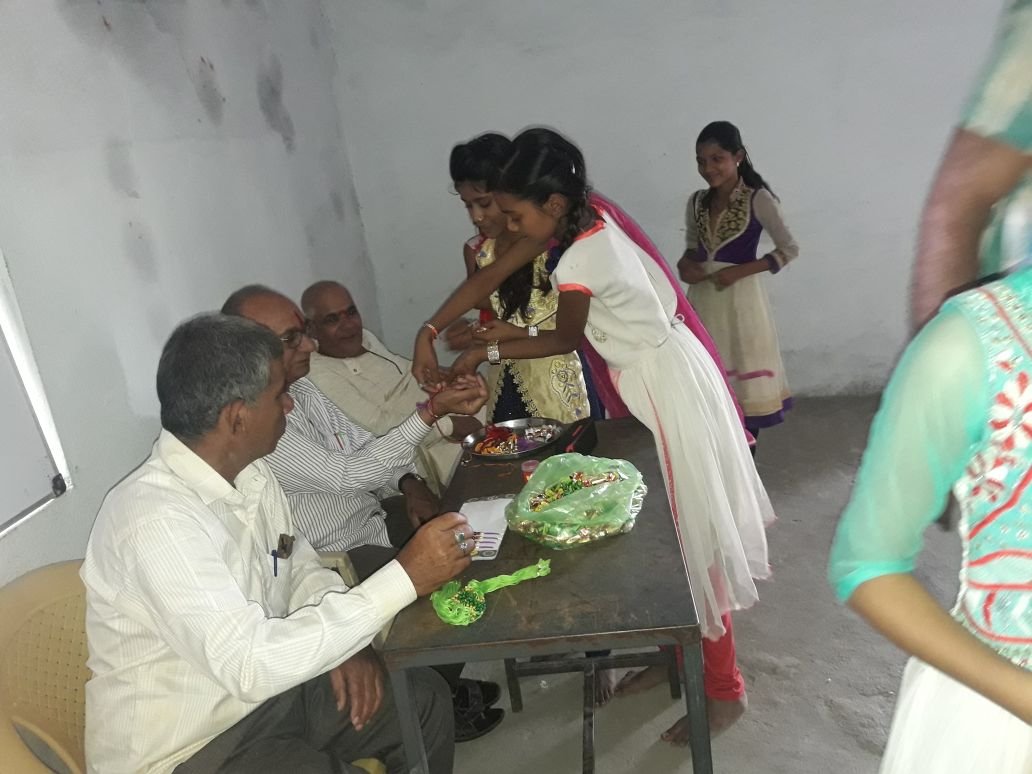 शासकीय माध्यमिक विद्यालय आहू में अनोखे रूप से मनाया गया सामूहिक रक्षाबंधन | New India Times