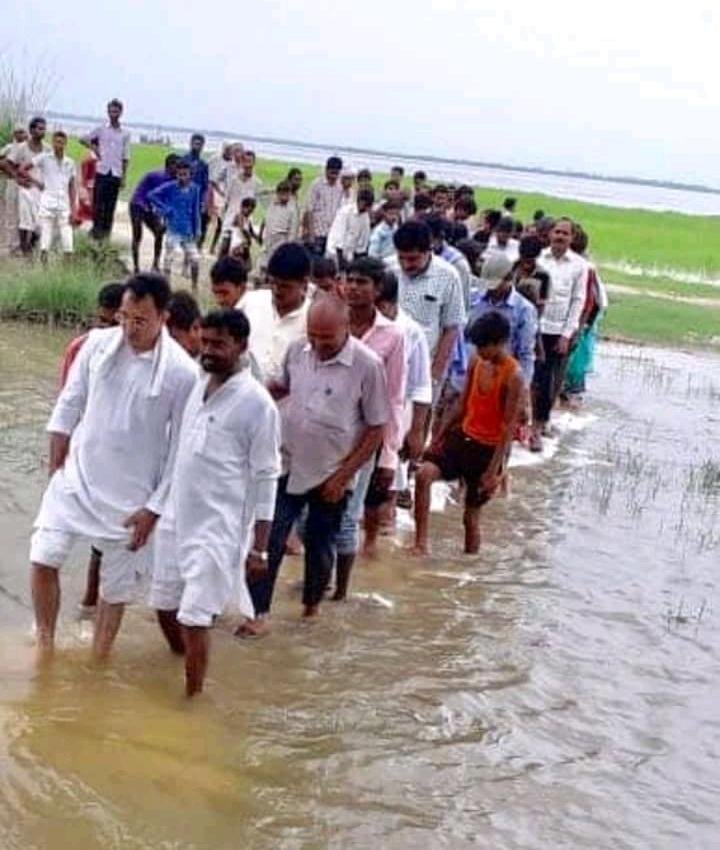 पूर्व केन्द्रीय मंत्री ने अपने लाव लश्कर के साथ बाढ ग्रस्त क्षेत्र का किया भ्रमण  | New India Times