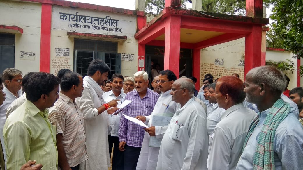 मध्य प्रदेश के ज़िला रीवा में विभिन्न मांगों को लेकर कांग्रेसियों ने कलेक्टर के नाम सौंपा ज्ञापन  | New India Times