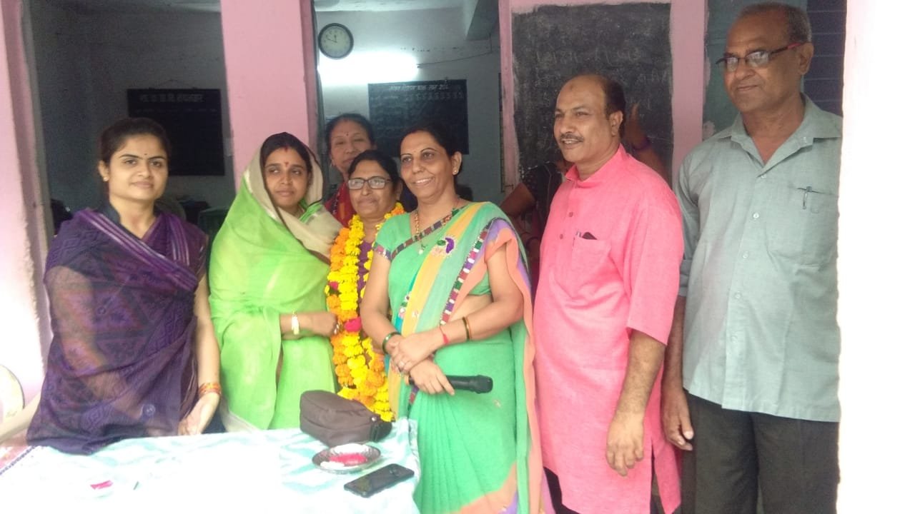 मिल बांचे कार्यक्रम के तहत मेघनगर जनपद अध्यक्ष सुशीला भाभर एवं भाजपा महिला मोर्चा जिला अध्यक्ष ने बच्चों को पढ़ाया शिक्षा का पाठ  | New India Times