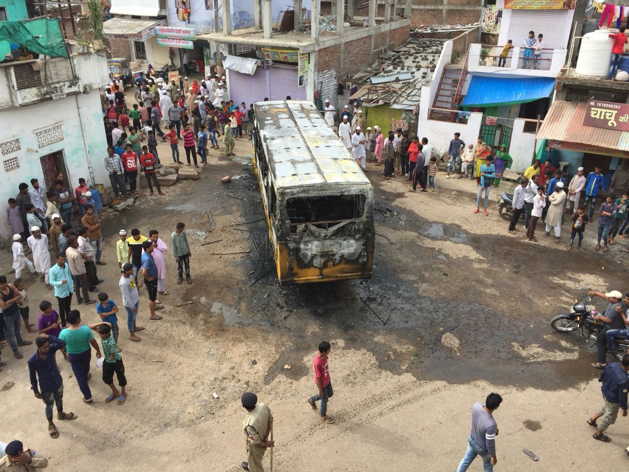 स्कूल बस की चपेट में आने से 6 वर्षीय मासूम बच्चे की मौत, गुस्साई भीड ने बस में लगाई आग | New India Times