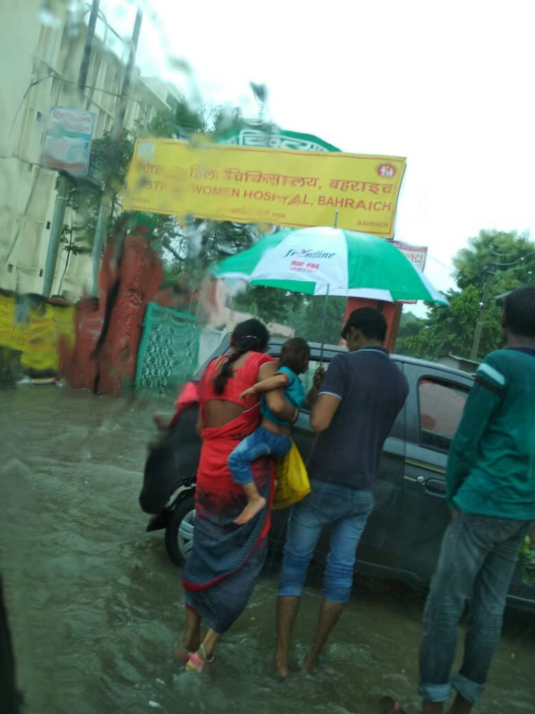 मूसलाधार बारिश ने नगरपालिका बहराइच की खोली पोल, जल भराव से नगरवासी परेशान, घरों में घुसा बारिश का पानी 4 मूसलाधार बारिश ने नगरपालिका बहराइच की खोली पोल, जल भराव से नगरवासी परेशान, घरों में घुसा बारिश का पानी | New India Times