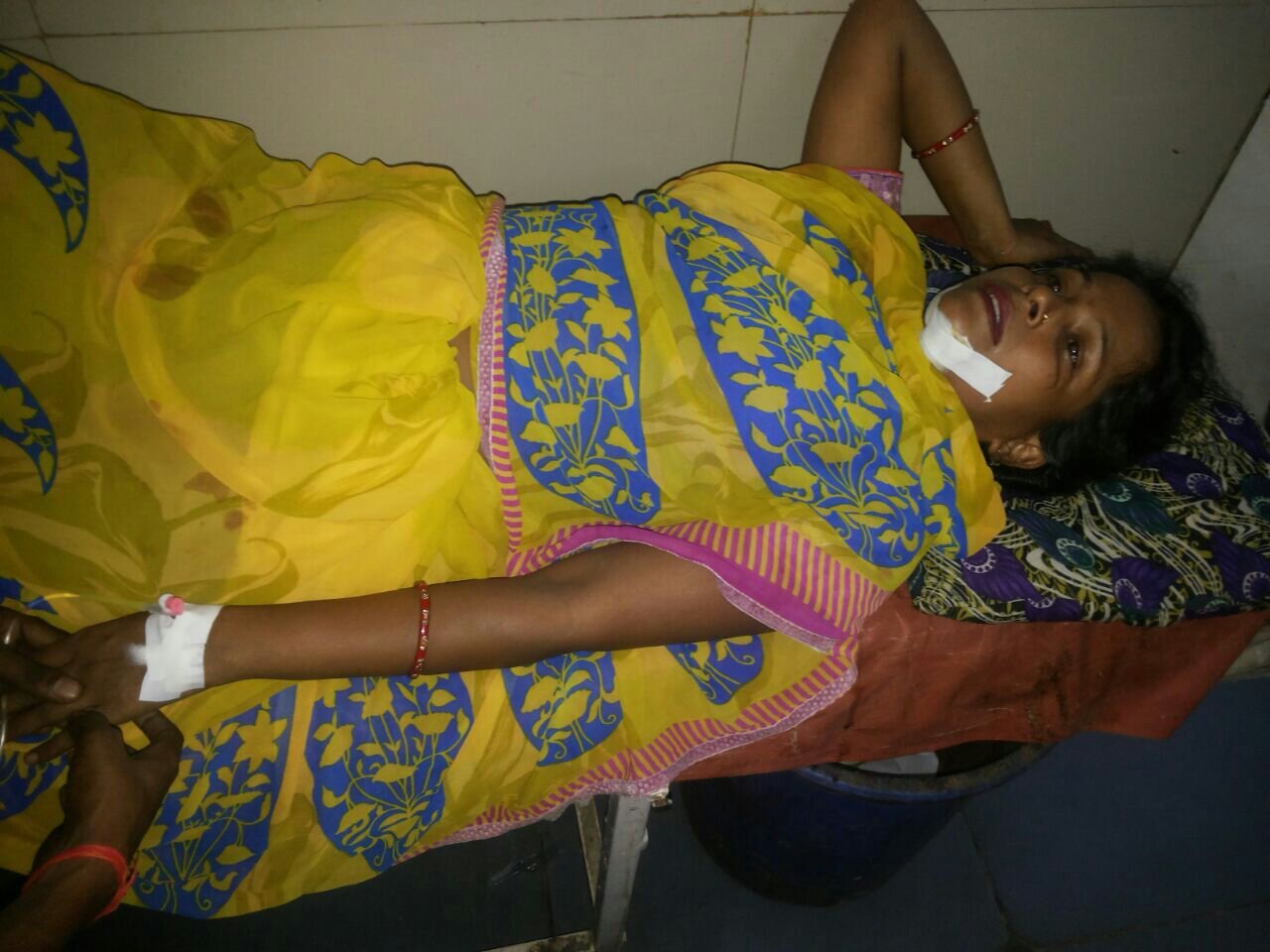 दीवार गिरने से महिला हुई घायल,लगातार हो रही बारिश बनी गांव वालों के लिए खतर | New India Times