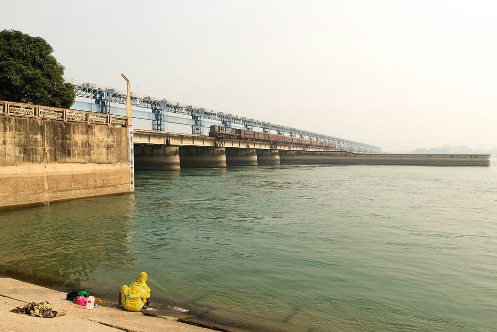 लगातार हो रही बारिश और बैराजों से छोडे गये पानी से बढा बाढ़ का खतरा, राहत बचाव कार्य में जुटा प्रशासन | New India Times