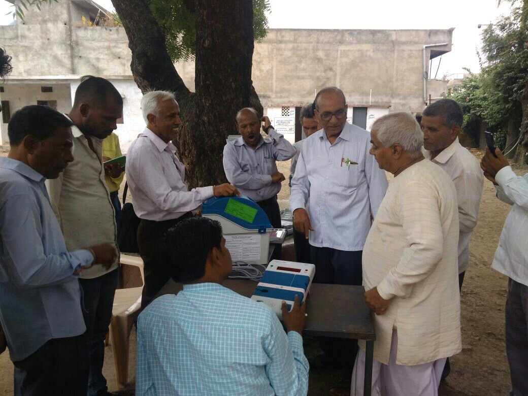 माध्यमिक विद्यालय आहू में ग्रामीणों को दिया गया ईवीएम मशीन से मतदान करने का प्रशिक्षण | New India Times