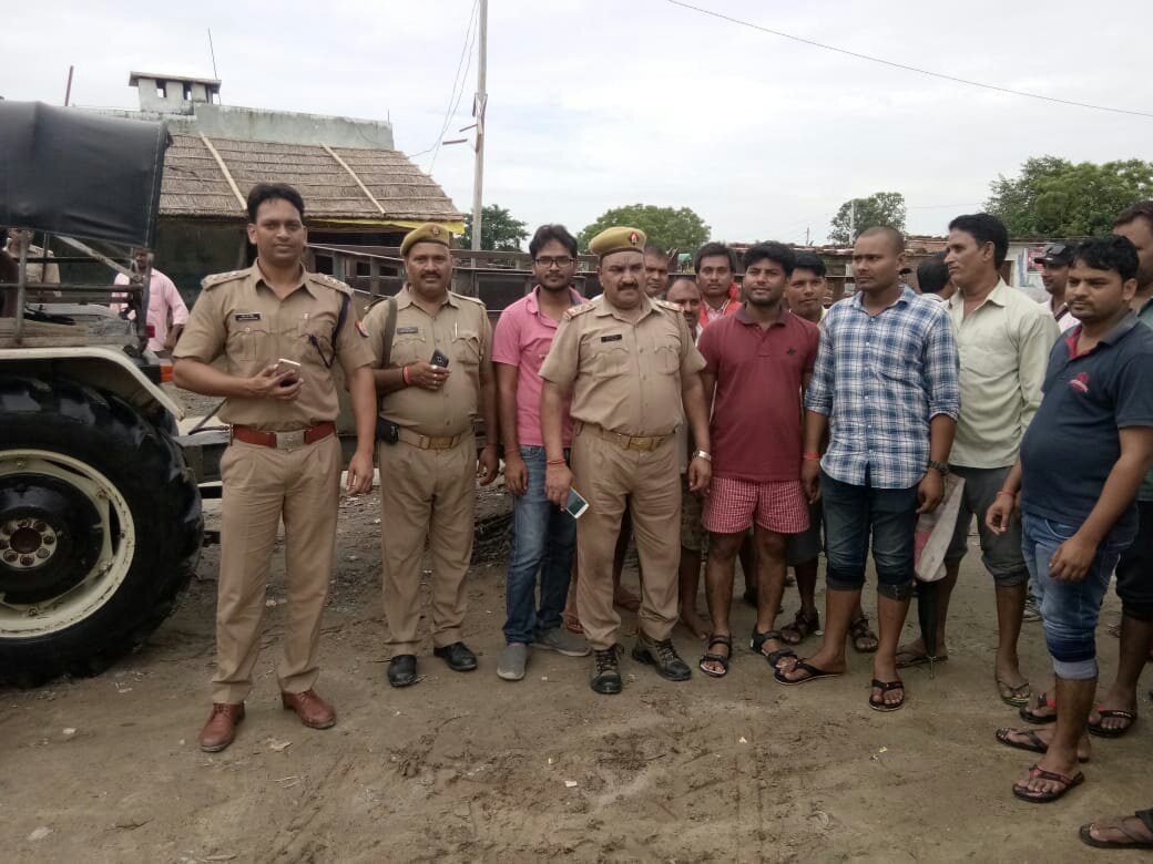 नदी की धारा में शाम से फंसे स्ट्रीमर सवार लेखपालों व शिक्षकों को सुबह सुरक्षित ठिकाने पर ला पाया प्रशासन | New India Times