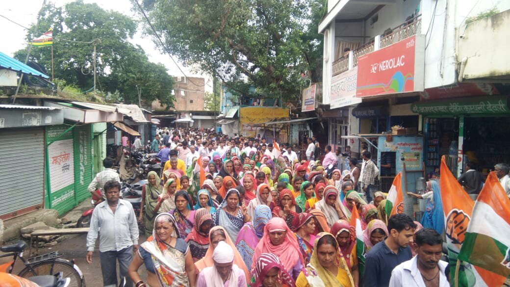 जन समस्याओं को लेकर कांग्रेस ने किया नगरपालिका का घेराव, राज्यपाल के नाम एसडीएम को सौंपा ज्ञापन | New India Times