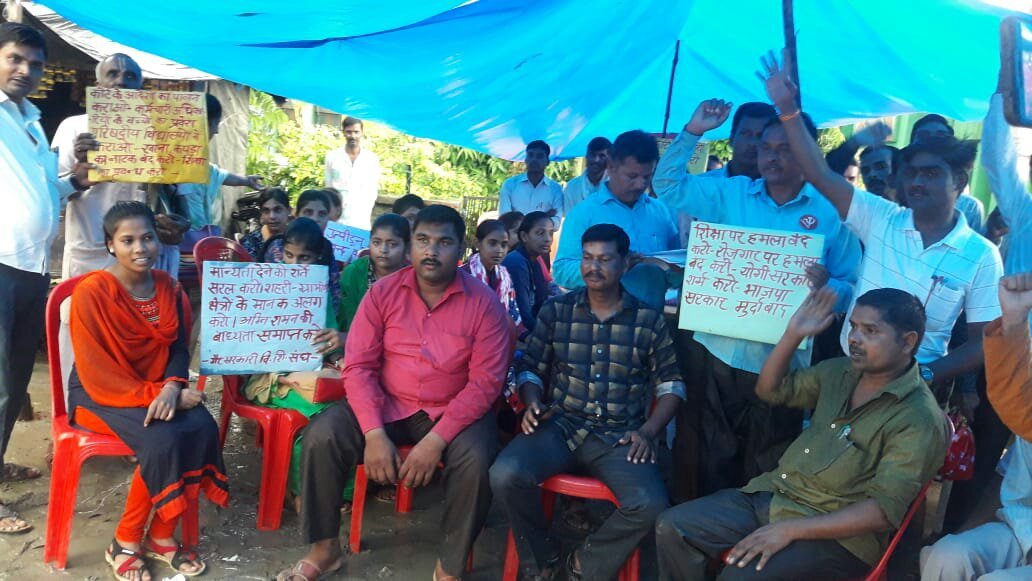 गैर मान्यता प्राप्त व गैर सरकारी विद्यालय संघ के अध्यक्ष डॉ कमरुज्जमा ने सैकड़ों शिक्षकों के साथ सरकार की जनविरोधी फरमान के विरुद्ध धरना प्रदर्शन कर बीआरसी कार्यालय का किया घेराव | New India Times