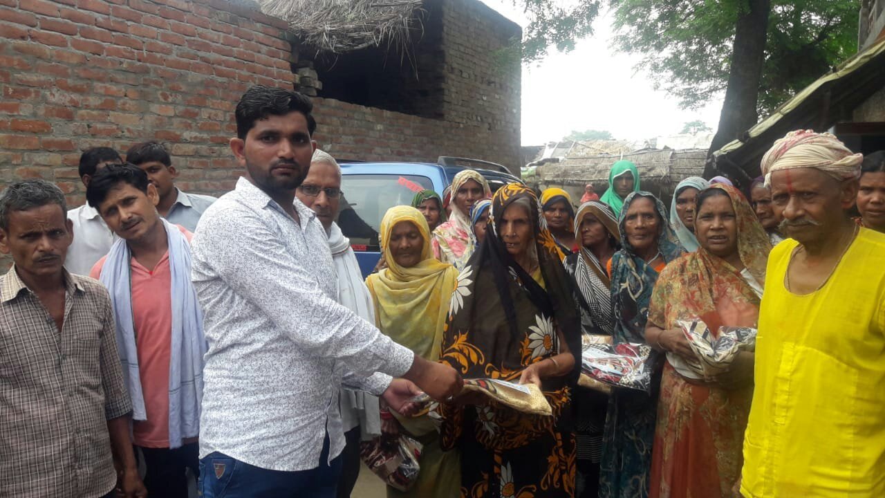 ग्राम प्रधान रहीमुद्दीन ने रक्षाबंधन पर बांटी साड़ियां | New India Times