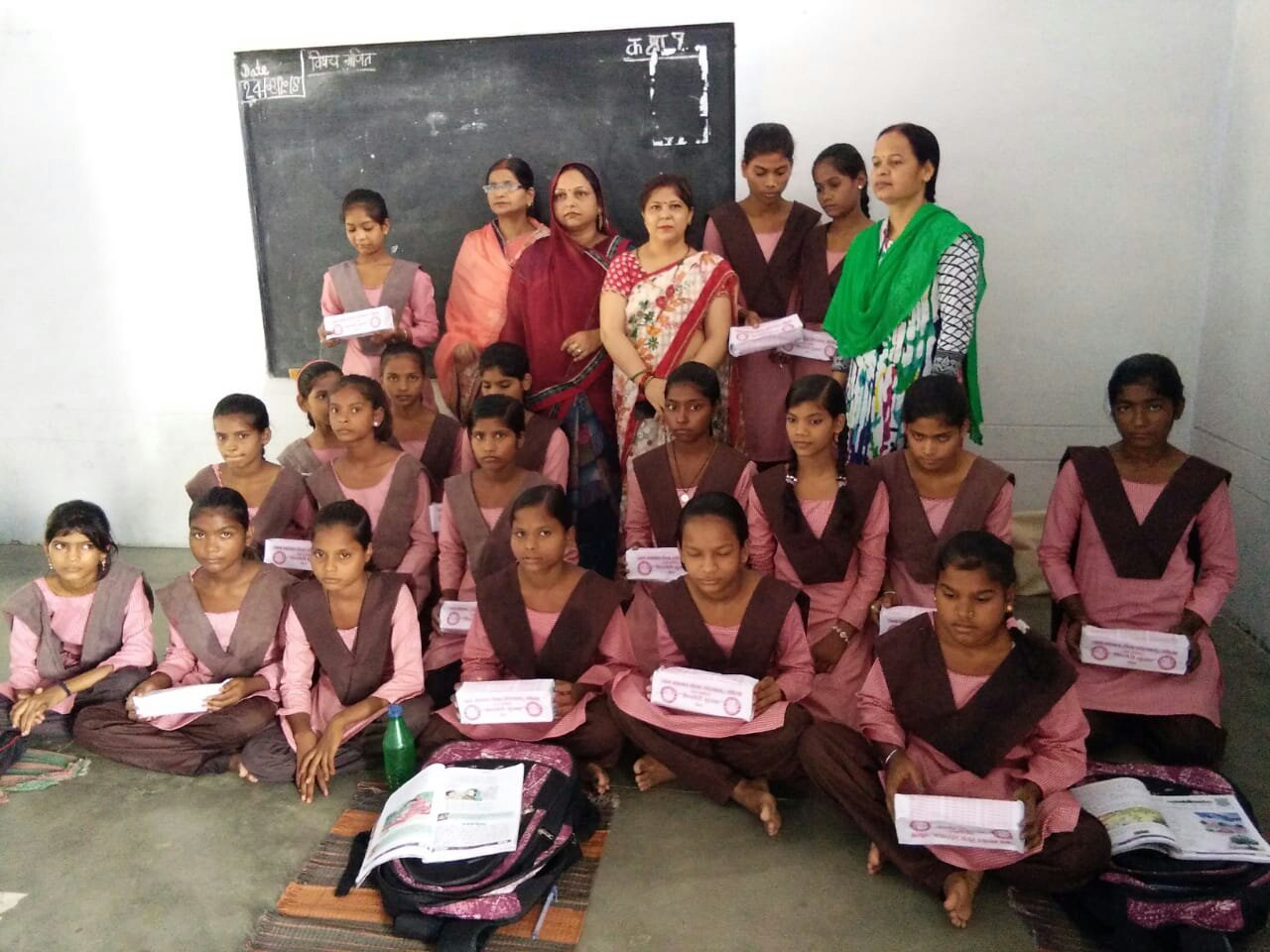 जन मानव सेवा संस्थान गोला में महिला पदाधिकारियों ने गरीब परिवारों की किशोरियों को बांटे सिनेटरी नैपकिन | New India Times