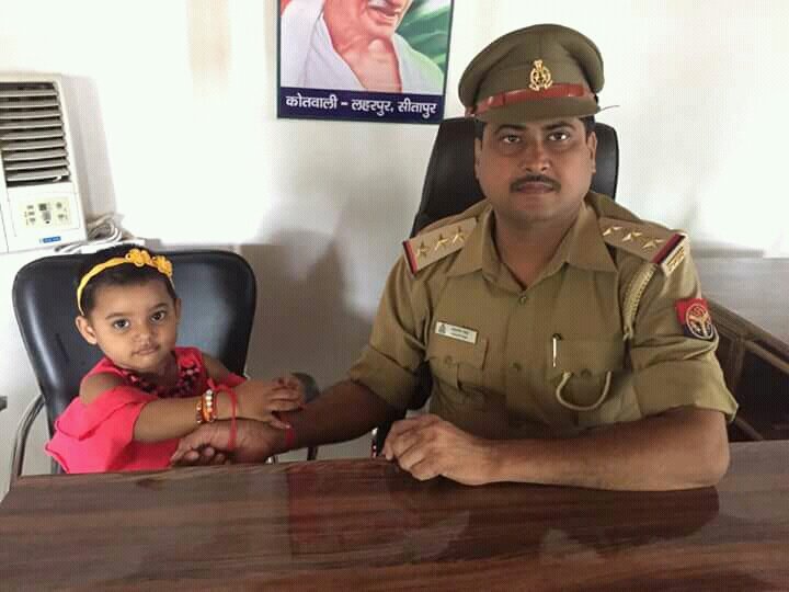 लहरपुर कोतवाली परिसर में कुछ इस तरह से मनाया गया रक्षाबंधन | New India Times