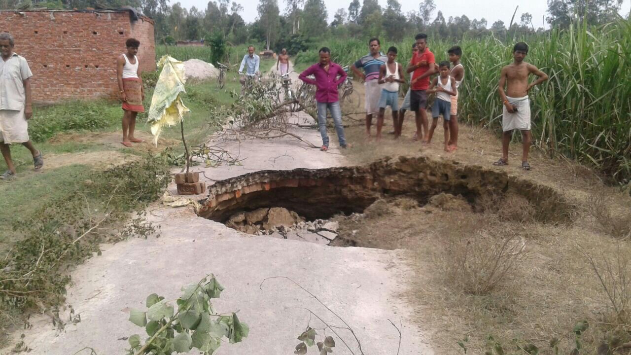 परसेहरा बुजुर्ग से जगन्नाथपुर जाने वाली सड़क धंसने से हुई निकासी की दिक्कत | New India Times