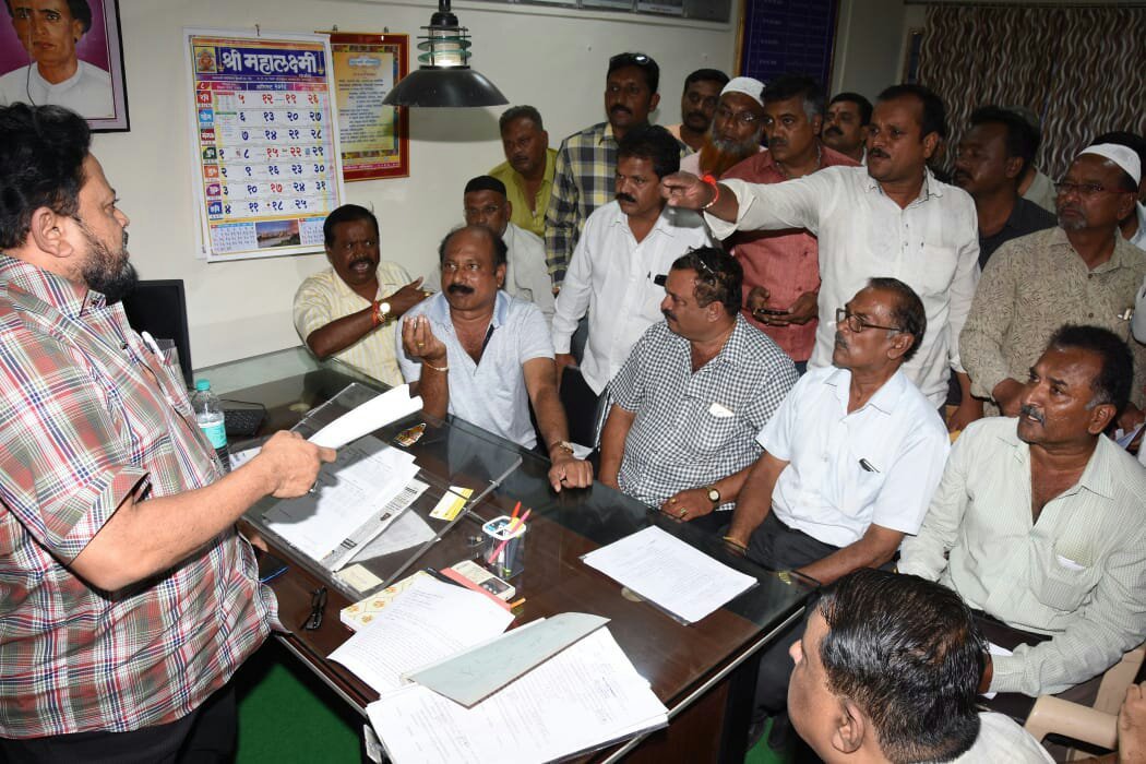 परिवहन विभाग की अनदेखी, भार वहन क्षमता अध्यादेश की उड़ाई धज्जियां, ट्रक एसोसिएशन ने परिवहन अधिकारी तड़वी की अनदेखी के चलते किया घेराव | New India Times