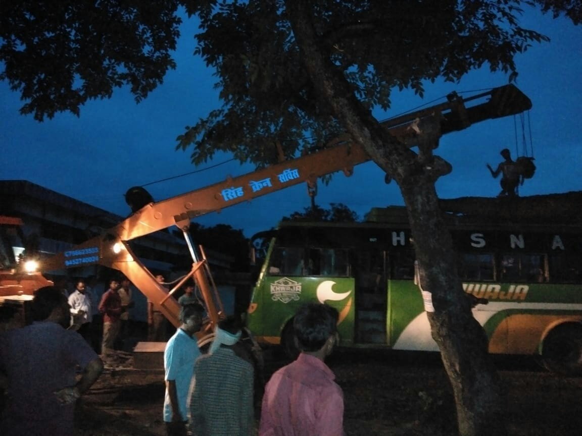 चलती बस पर गिरा विशाल पेड़, कोई जनहानि नहीं हुई | New India Times