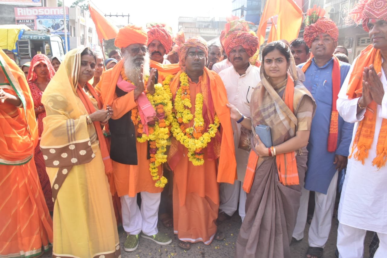 श्री कृष्णम शरणम की गुज के साथ निकली आजाद कृष्ण परिवार की यात्रा, सैकड़ों महिला के साथ श्रीमती सुशीला भाभर ने किया स्वागत | New India Times