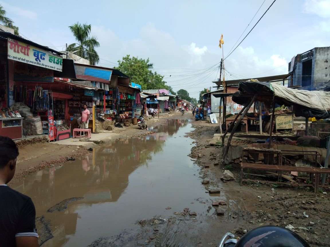 जलभराव व कीचड़ से स्कूली बच्चे व राहगीर परेशान | New India Times