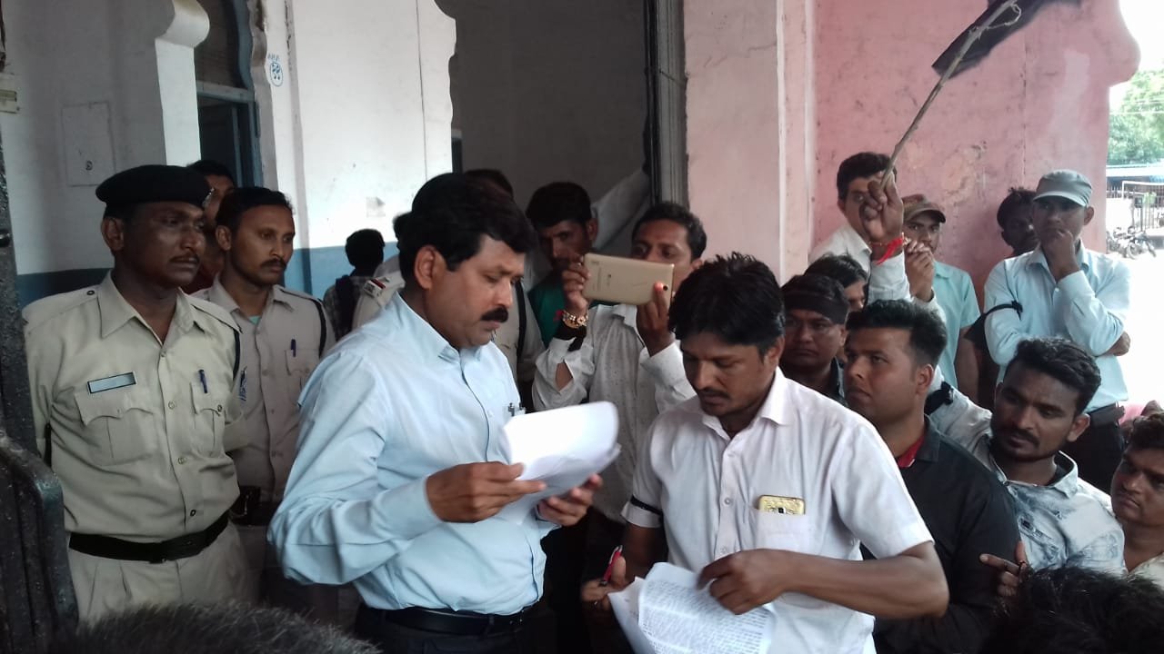 साक्षरता संविदा प्रेरक संघ धार द्वारा शिक्षक दिवस पर हाथ में कटोरा लेकर भीख मांगने हुए अनोखे रूप से मनाया शिक्षक दिवस | New India Times