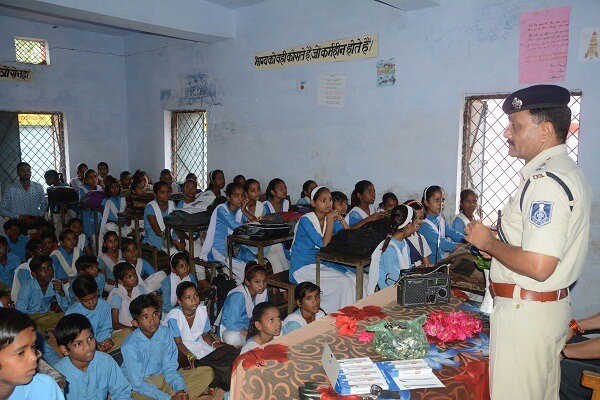 छात्रों के बीच पहुंचे पुलिस कप्तान, बताये सफलता प्राप्त करने के तरीके, शासकीय माध्यमिक  विद्यालय पुलिस लाईन में पहुंचकर छात्र-छात्राओं से किया सीधा संवाद | New India Times