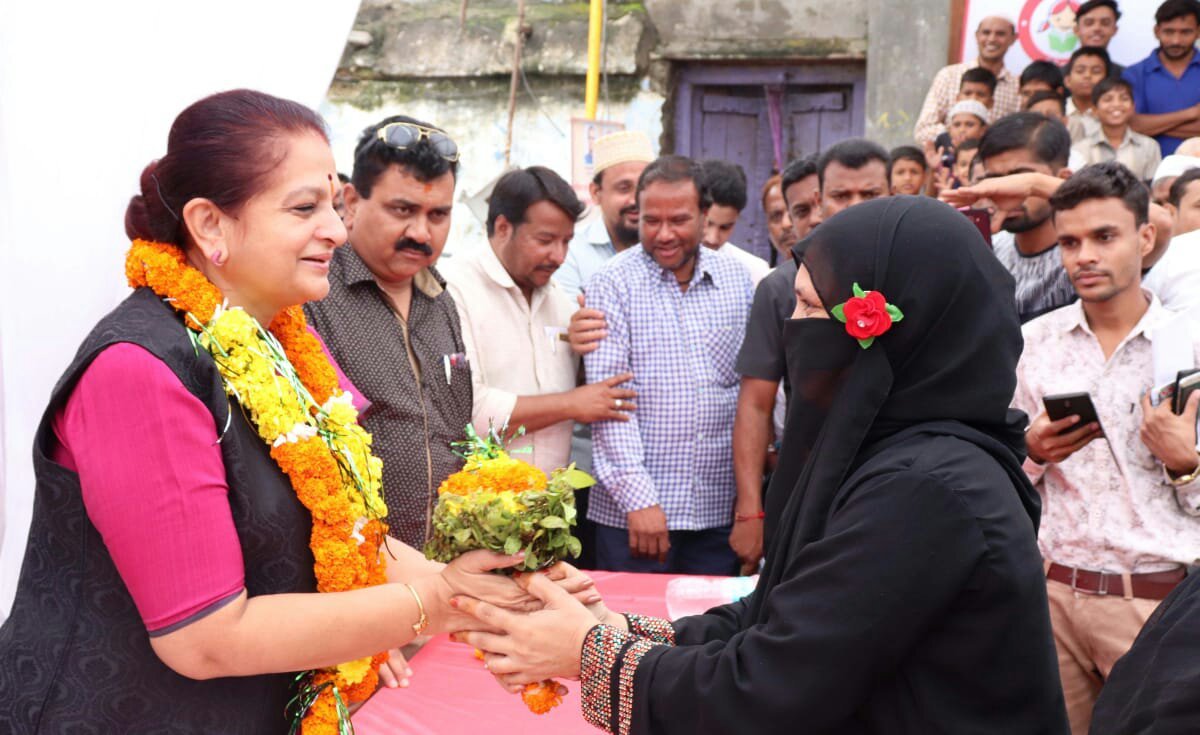 मंत्री अर्चना चिटनीस ने आजाद वार्ड में सुनी क्षेत्रवासियों की समस्याएं, जनता से योजनाओं का लाभ उठाने का किया आग्रह | New India Times