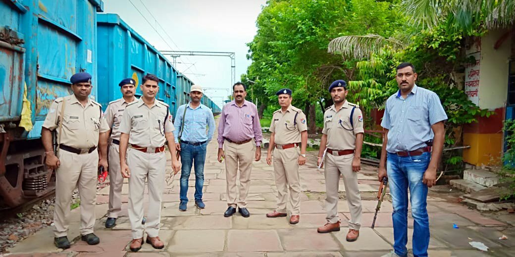 भोपाल एक्सप्रेस में अज्ञात बदमाशों द्वारा ट्रेन को रोक कर लूटने का प्रयास, आरपीएफ ने फायरिंग कर लुटने से बचाई ट्रेन | New India Times