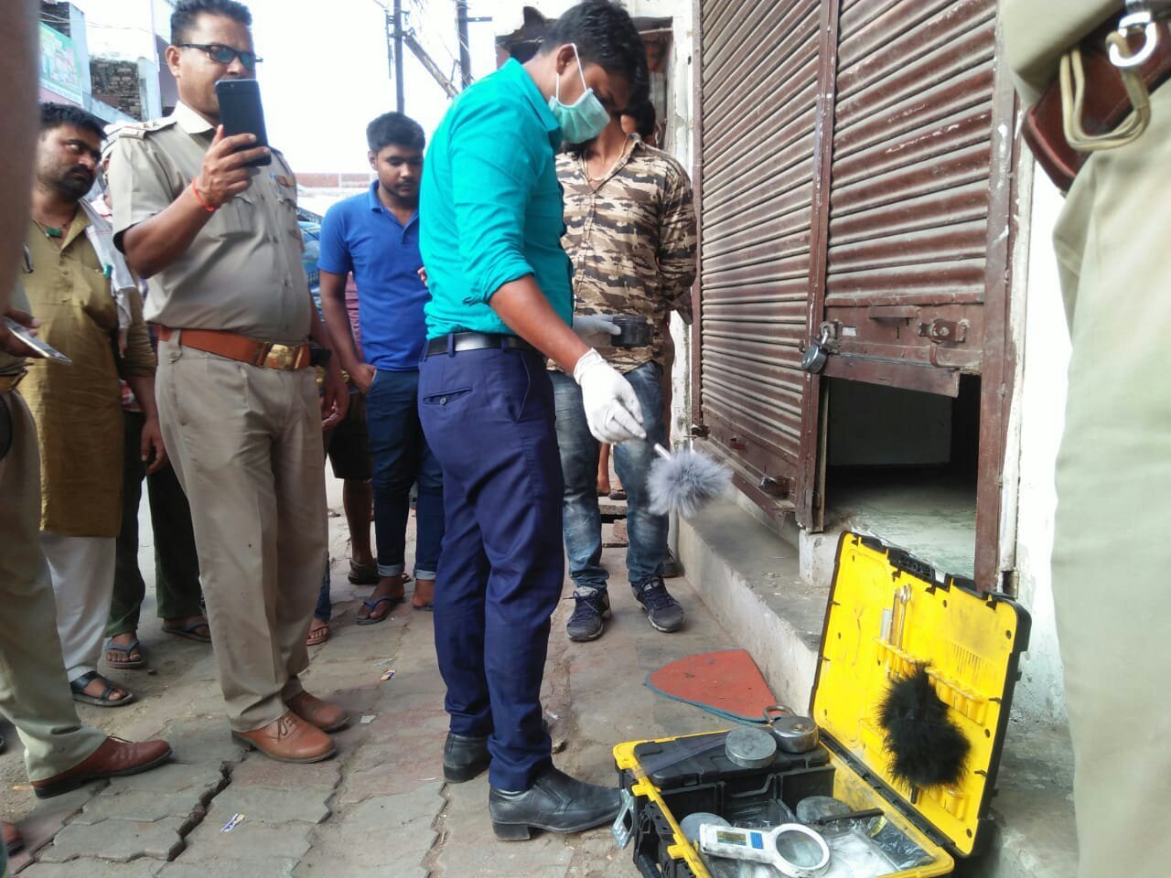 थाने से महज़ 50 कदम की दूरी पर हूई लाखों की चोरी, फॉरेंसिक टीम ने शुरू की जांच | New India Times
