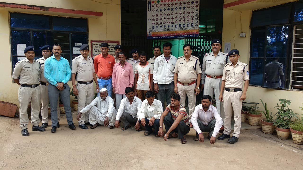 6 वर्षों से फरार 8 वांटेड आरोपी गिरफ्तार, पुलिस अधीक्षक ने की पुलिस टीम को 10 हजार रूपये इनाम देेने की घोषणा | New India Times