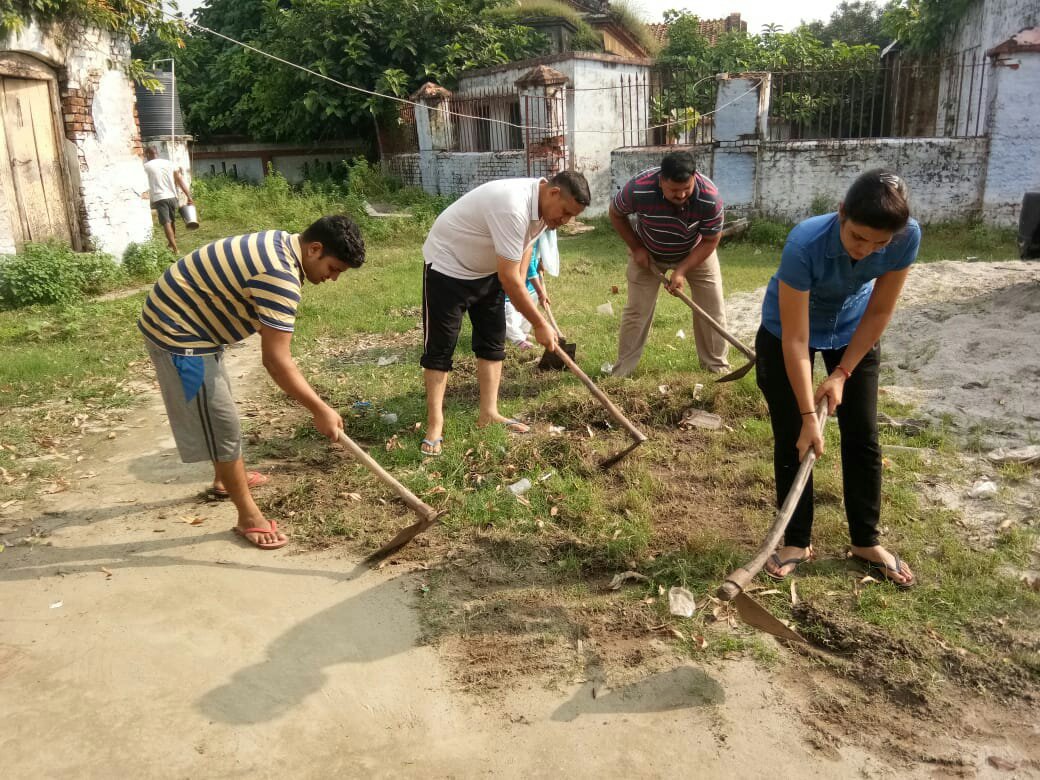 स्वच्छ्ता ही सेवा अभियान के अंतर्गत निघासन कोतवाली परिसर में कोतवाल द्वारा मय स्टाप के साथ कि गयी साफ सफाई | New India Times